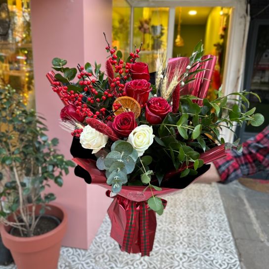 ILEX DALLARI VE GÜLLER BUKETİ