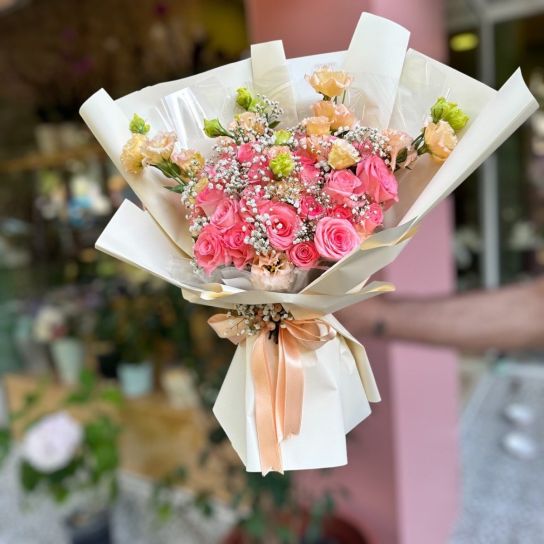 Pembe gül ve Lisyantus buketi